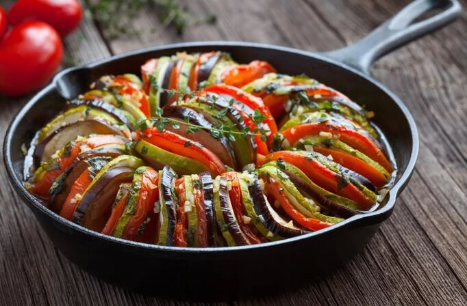 Decorate with tomatoes and zucchini